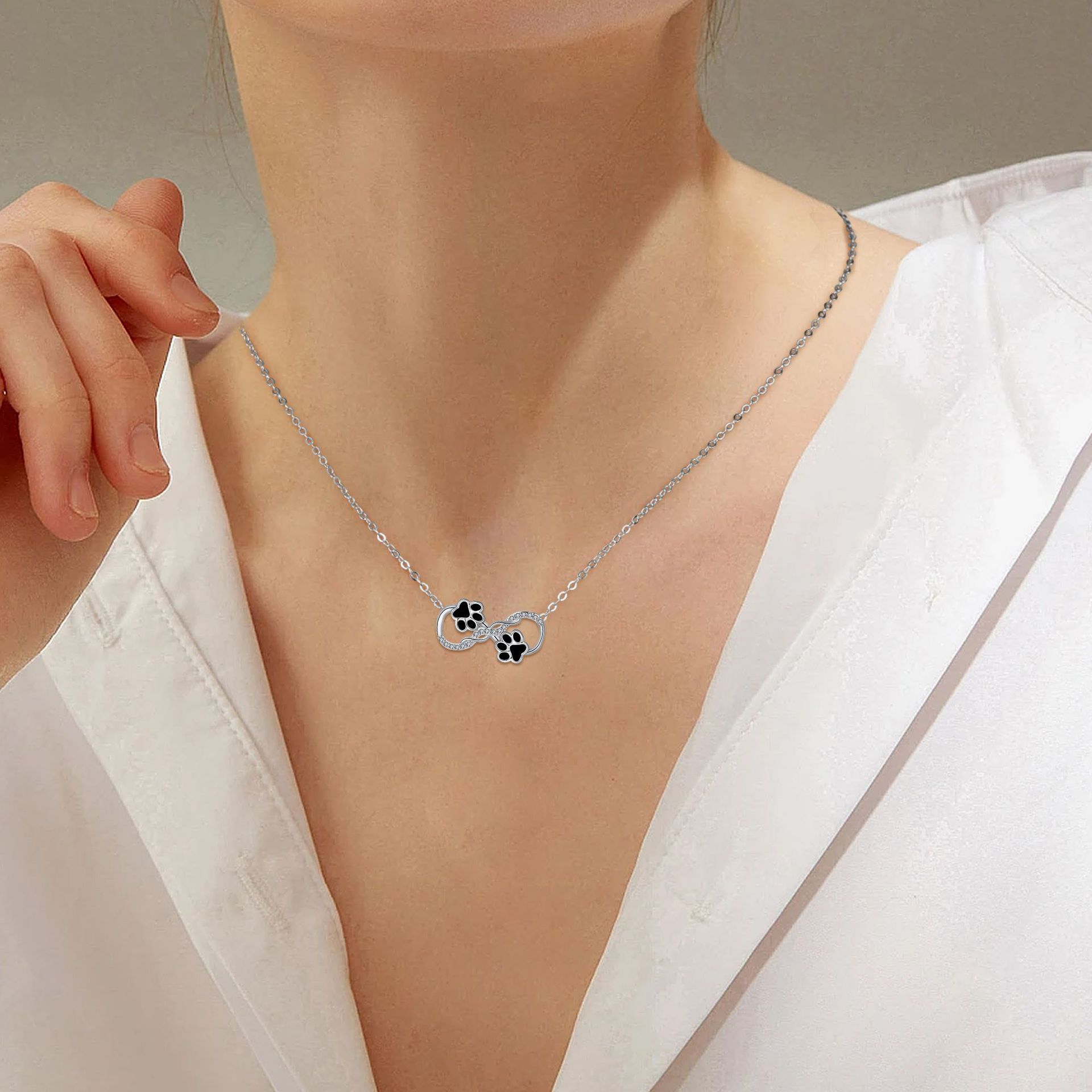 Náhrdelník s nekonečným symbolem a zirkony - Elegantní visící design