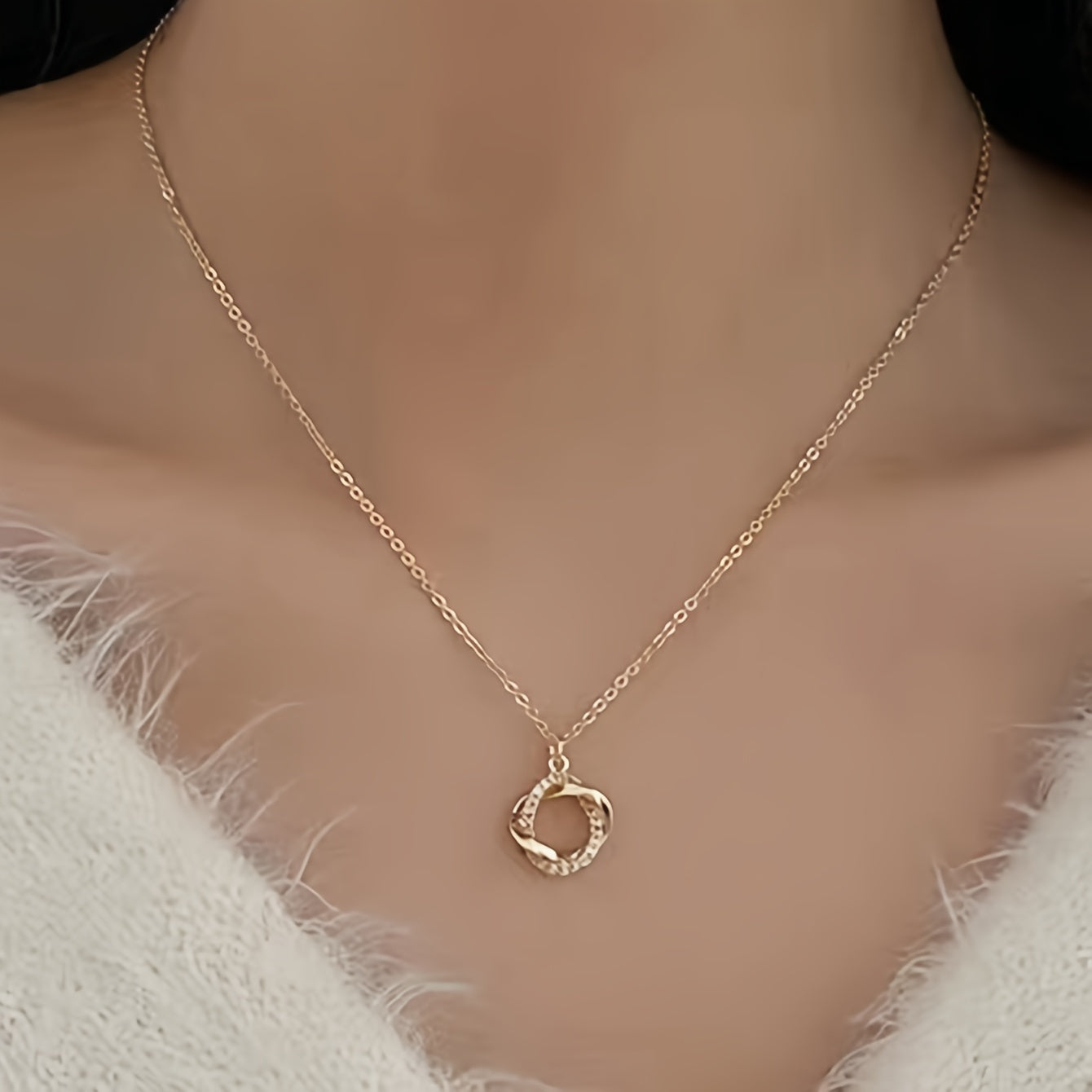 Elegantní zlatý náhrdelník s visícími umělými diamanty