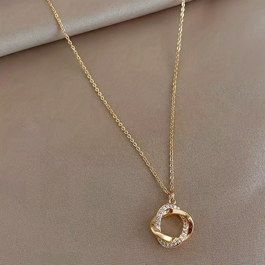 Elegantní zlatý náhrdelník s visacími prvky a simulovanými diamanty