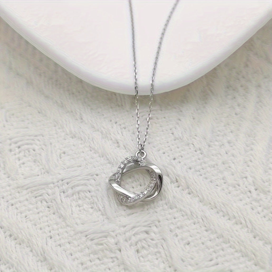 Elegantní zlatý náhrdelník s visacími prvky a simulovanými diamanty