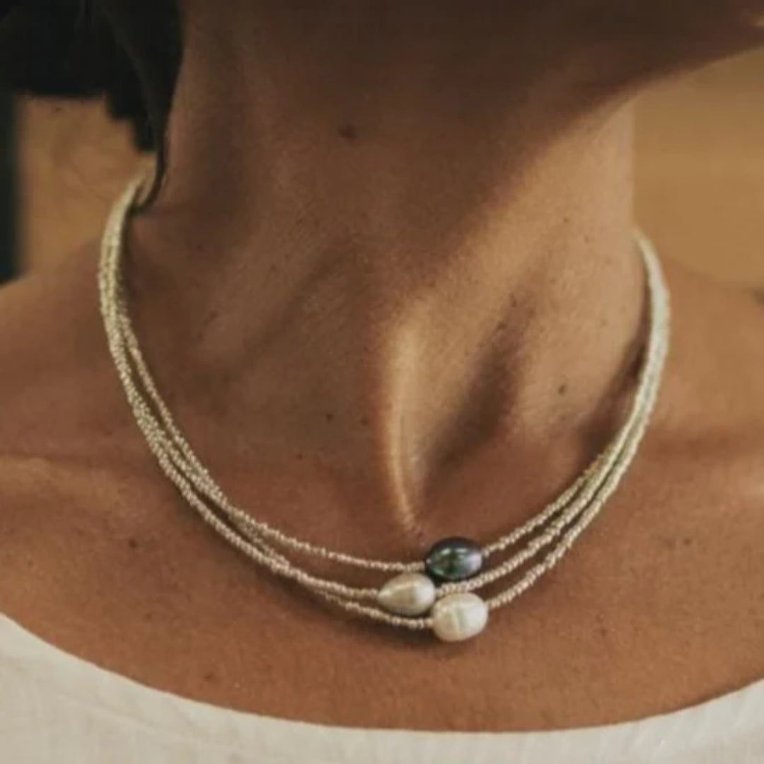 Elegantní náhrdelník s perlami