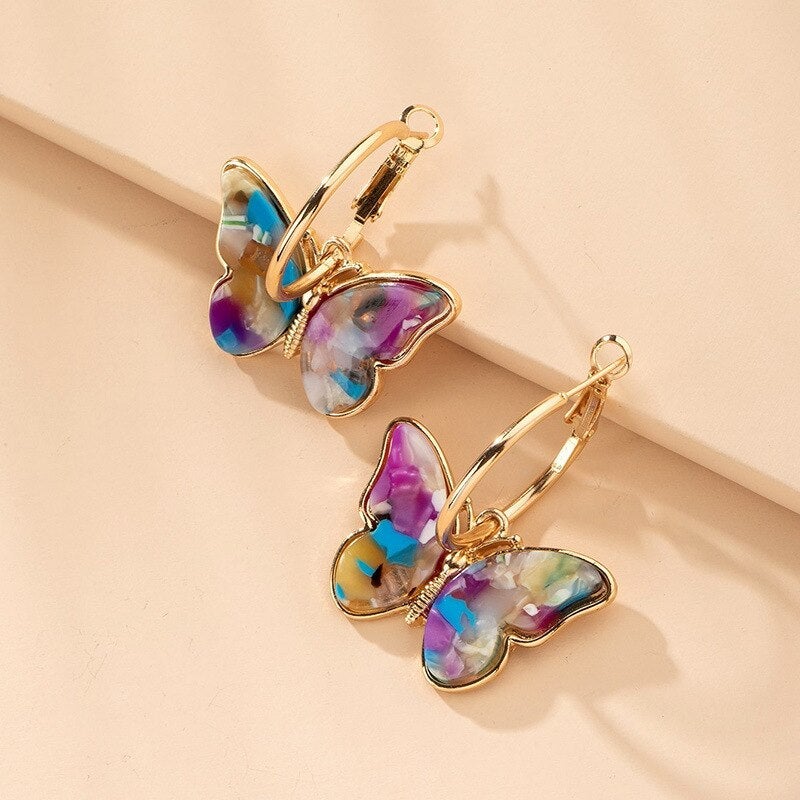 Barevné zlaté náušnice s motýlem