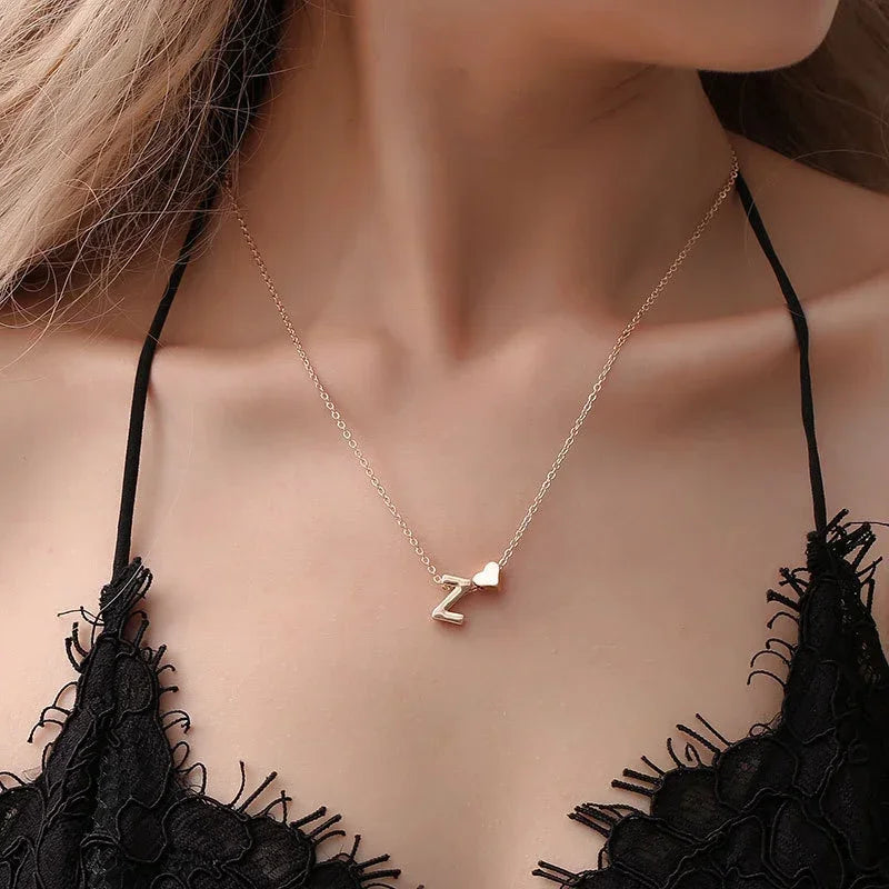 Elegantní zlatý náhrdelník se srdcem a iniciály