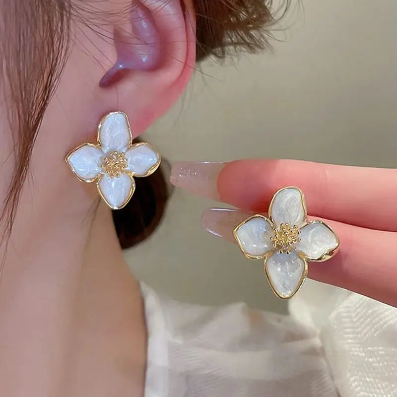 Elegantní bílé smaltované náušnice s květinovým motivem