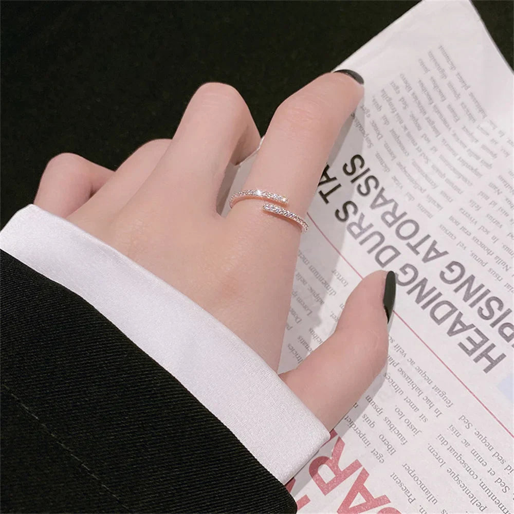 Elegantní Otevřený Krystalový Prsten z Růžového Zlata