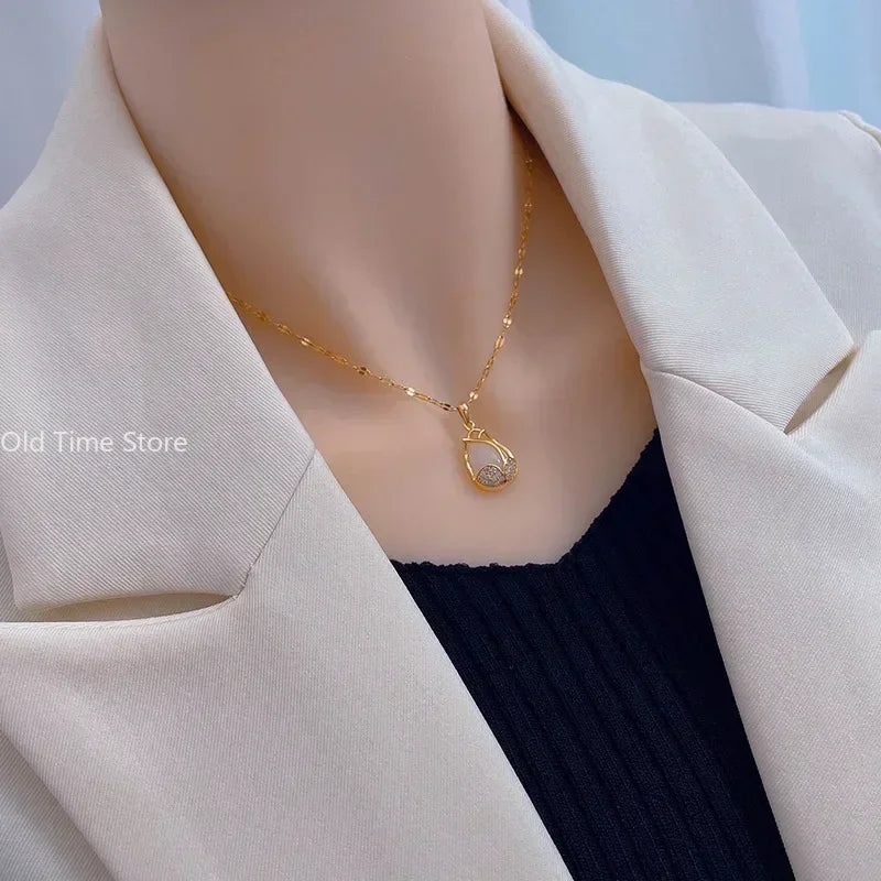 Elegantní zlatý náhrdelník s tulipánovým designem a růžovým krystalem