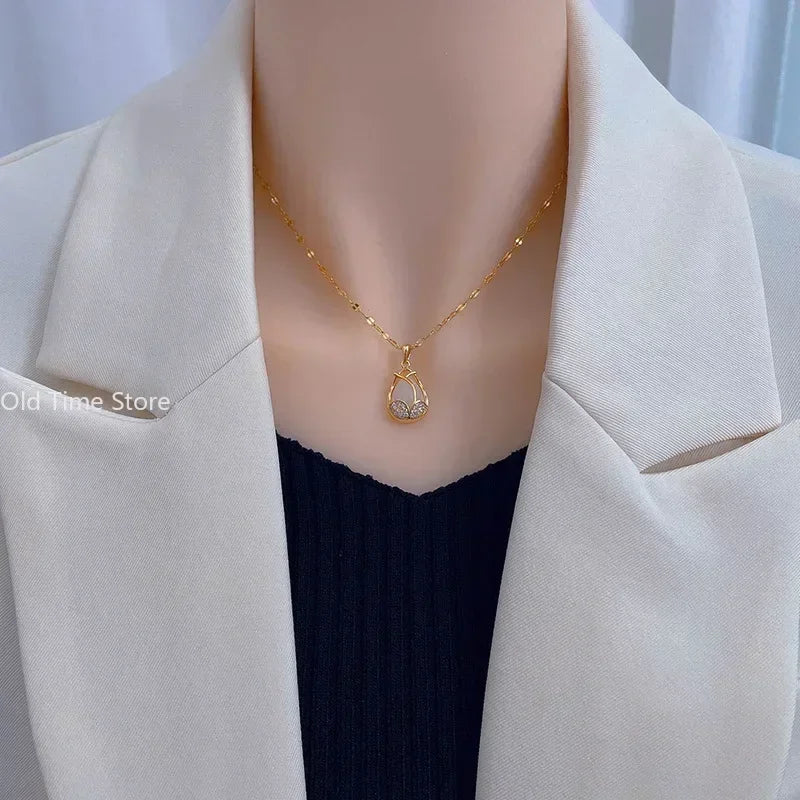 Elegantní zlatý náhrdelník s tulipánovým designem a růžovým krystalem