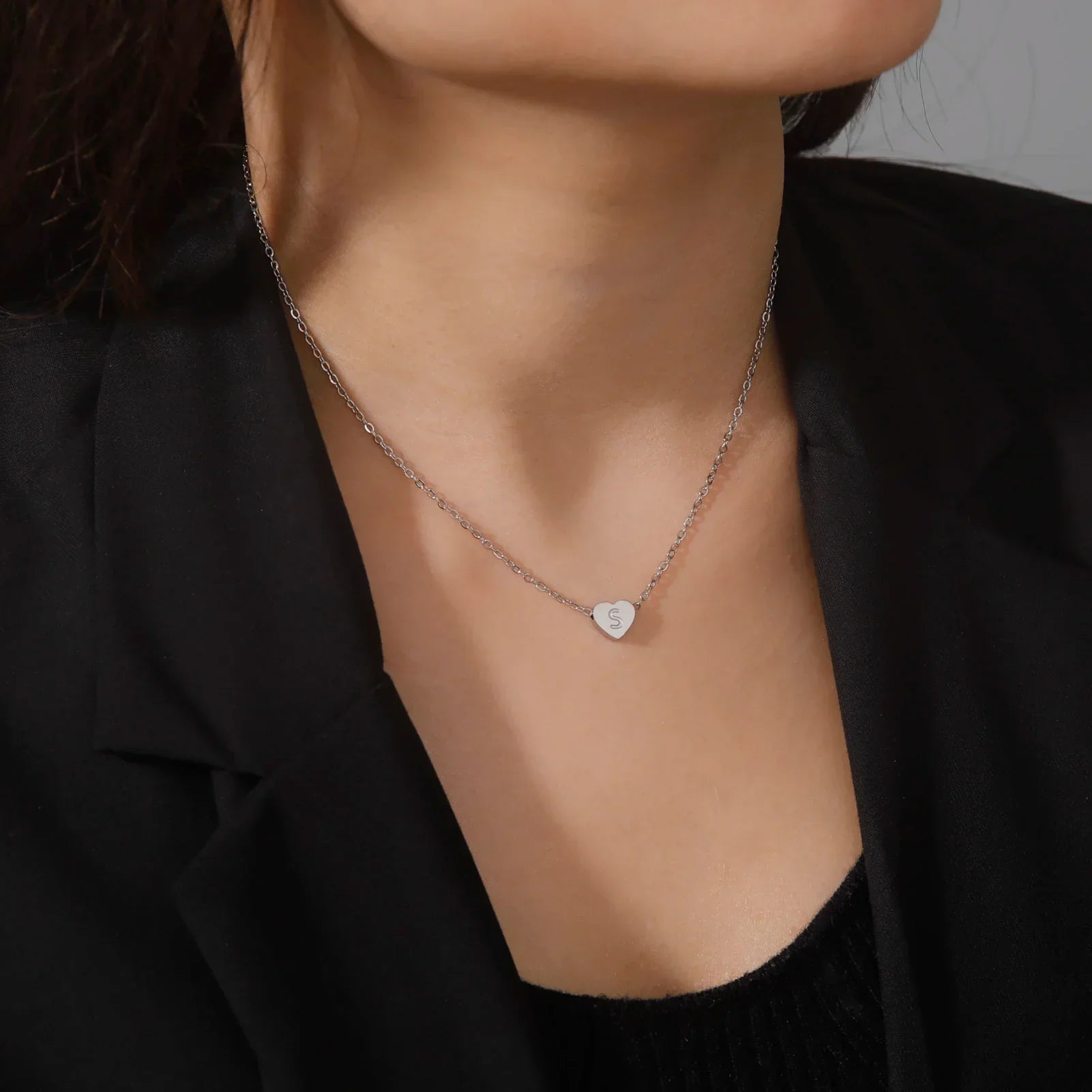 Elegantní choker náhrdelník se srdíčkem