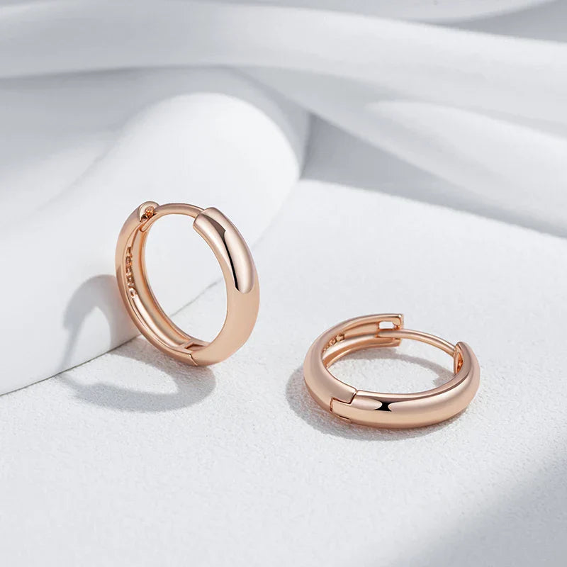 Lesklé náušnice z růžového zlata v elegantním designu