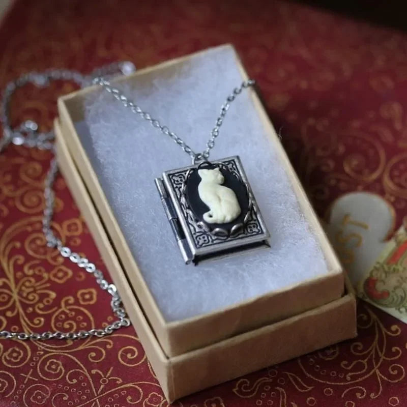 Retro náhrdelník s přívěskem Kočičí knížka – otočný design
