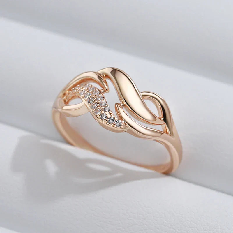 Elegantní prsten z růžového zlata se zirkonem v geometrickém designu