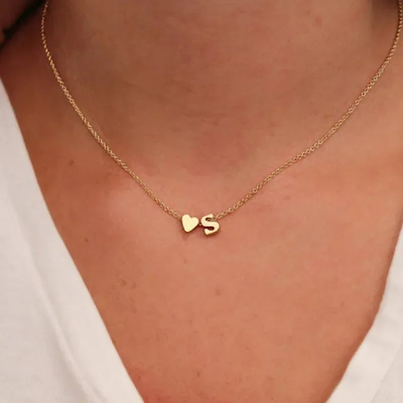 Elegantní zlatý náhrdelník se srdcem a iniciály