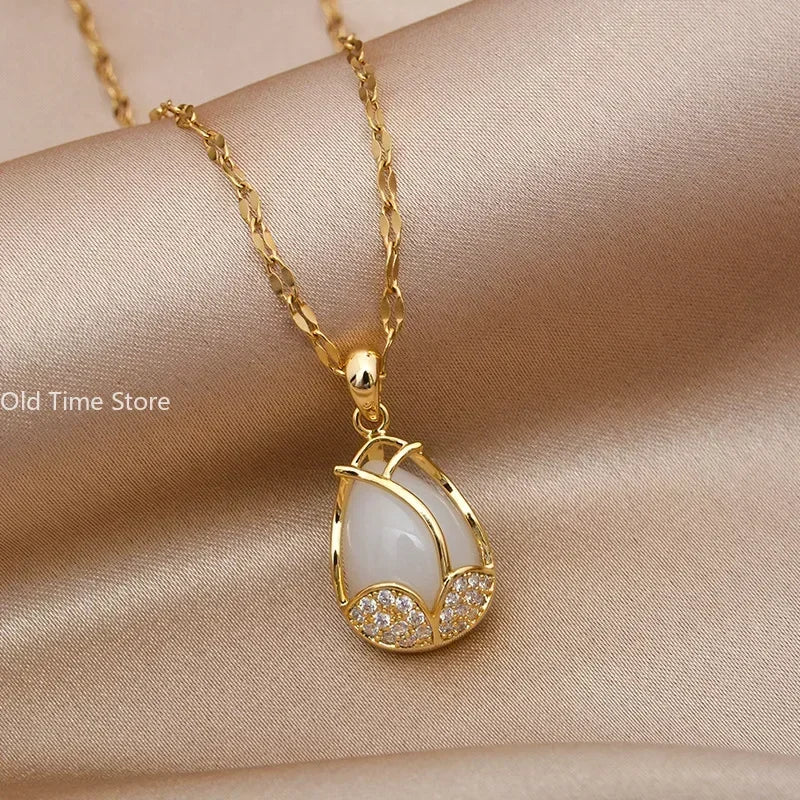 Elegantní zlatý náhrdelník s tulipánovým designem a růžovým krystalem