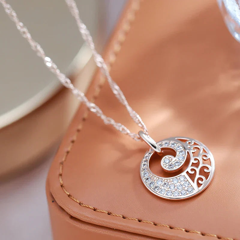 Elegantní náhrdelník z růžového zlata s krystalovými květinami