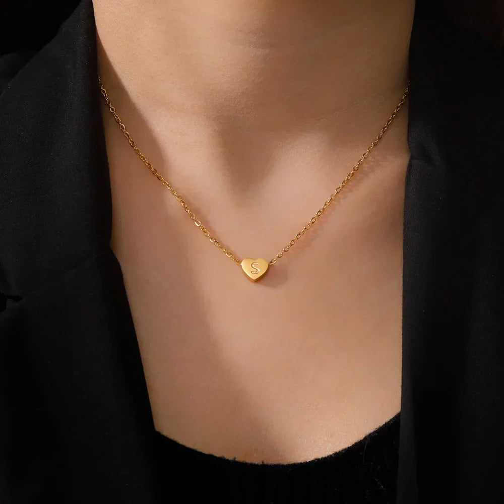 Elegantní choker náhrdelník se srdíčkem