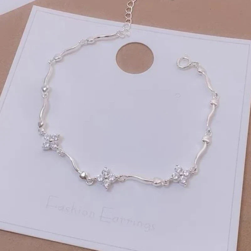 Elegantní náramek s čtyřlístkovou květinou a zirkony