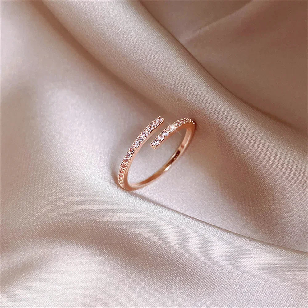 Elegantní Otevřený Krystalový Prsten z Růžového Zlata
