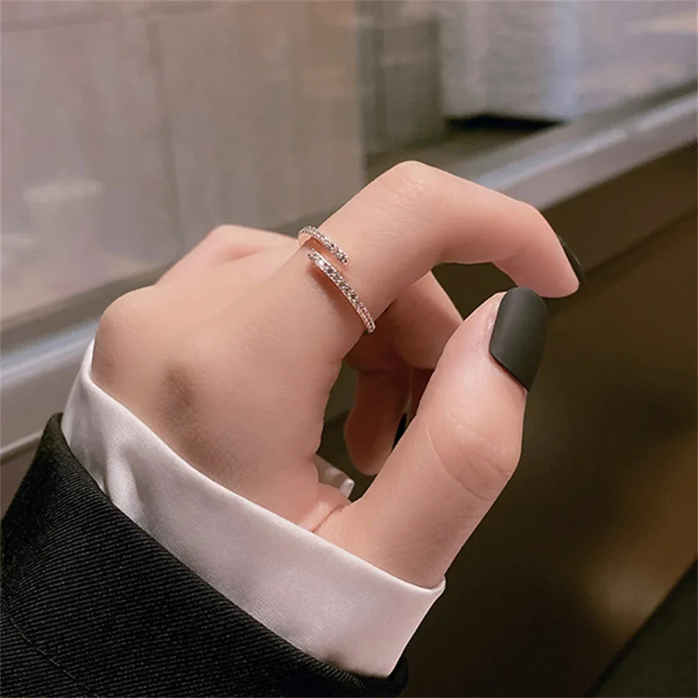 Elegantní Otevřený Krystalový Prsten z Růžového Zlata