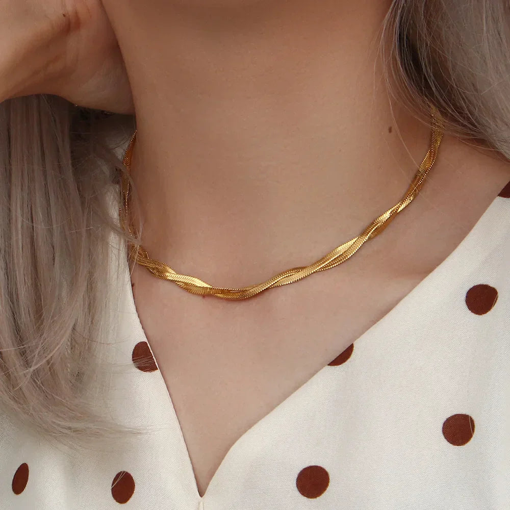 Elegantní sada se zlatě pokoveným náhrdelníkem a náramkem