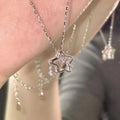 Elegantní Zúžený Květinový Přívěsek Náhrdelník v Metalickém Stylu