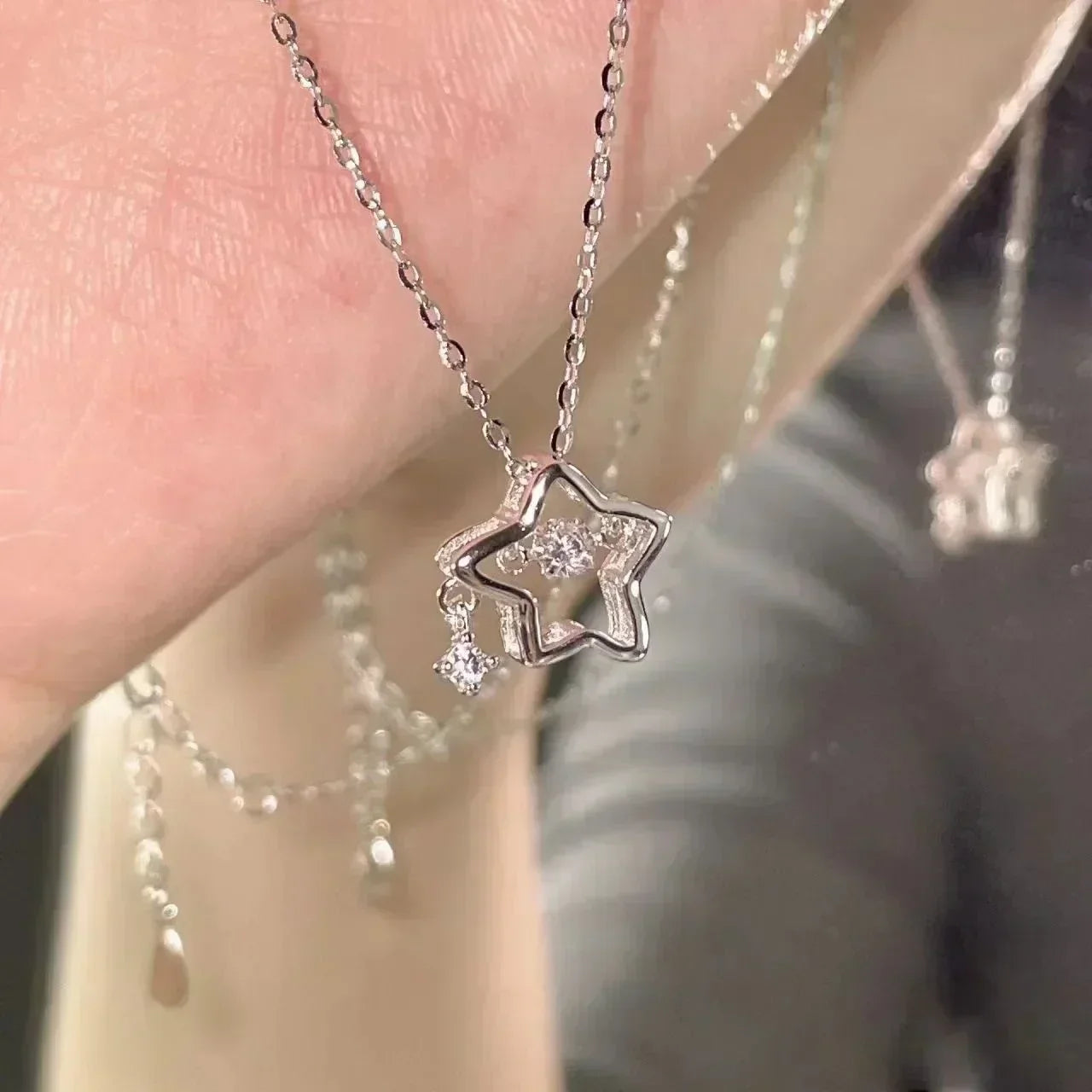 Elegantní kovový náhrdelník s květinovým přívěskem