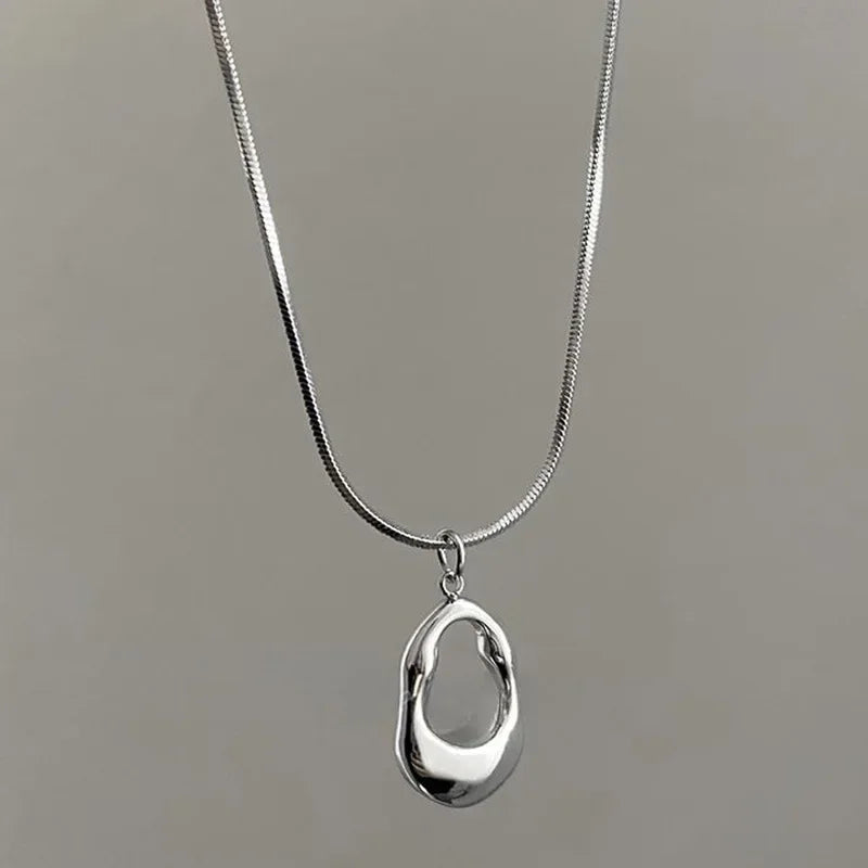 Elegantní náhrdelník s kovovým květinovým přívěskem