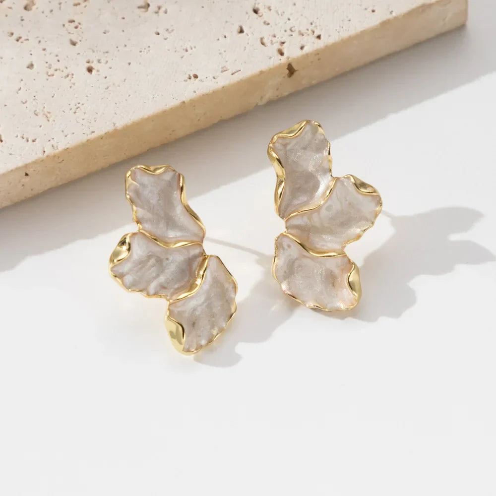 Elegantní květinové náušnice z e-mailového materiálu