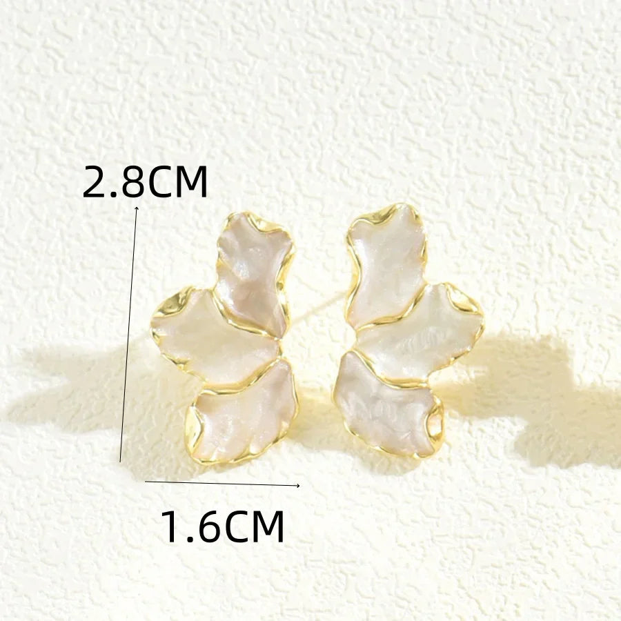 Elegantní květinové náušnice z e-mailového materiálu
