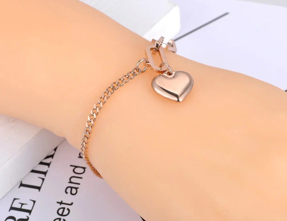 Stylový titanový charm náramek se srdcem
