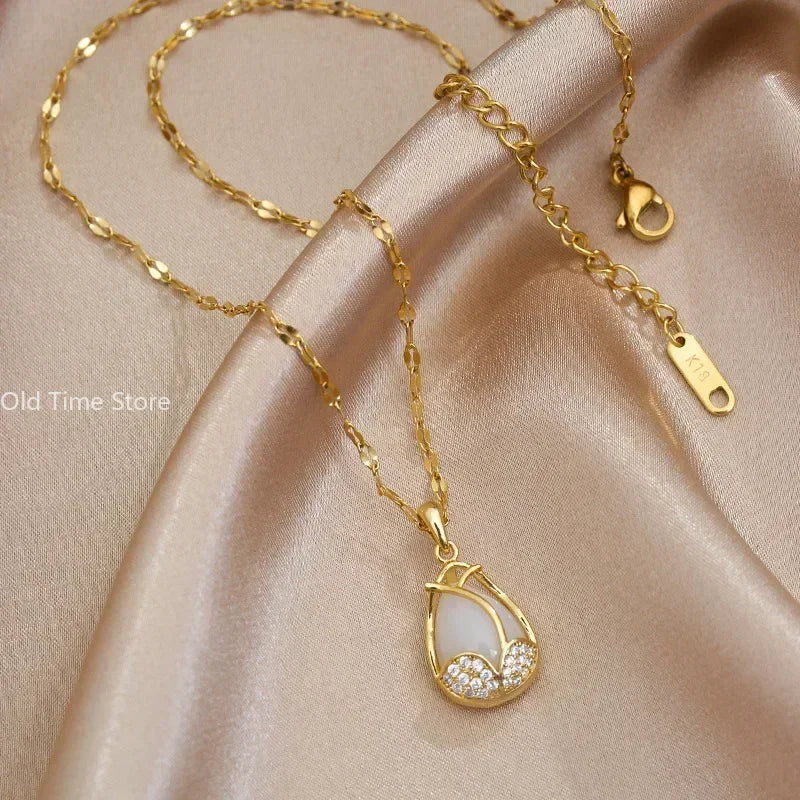 Elegantní zlatý náhrdelník s tulipánovým designem a růžovým krystalem