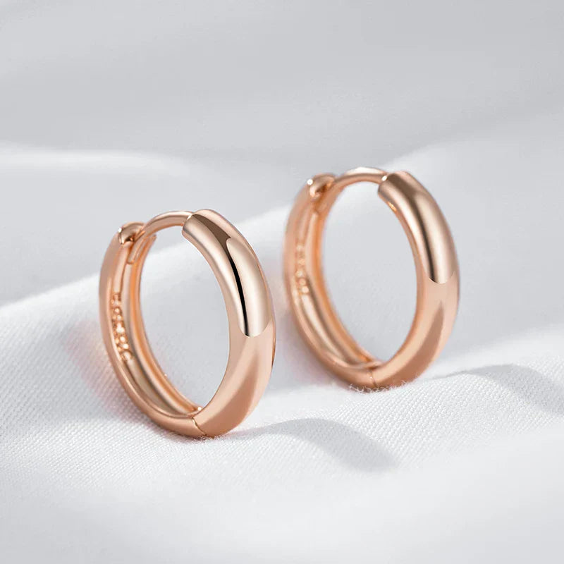 Lesklé náušnice z růžového zlata v elegantním designu