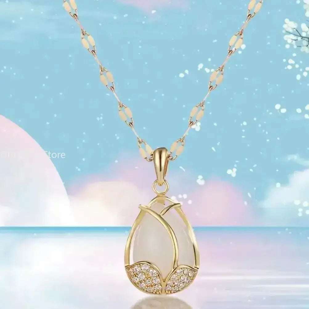 Elegantní zlatý náhrdelník s tulipánovým designem a růžovým krystalem