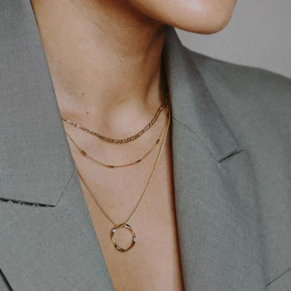 Elegantní Třířadý Otevřený Kruh Zlatý Náhrdelník