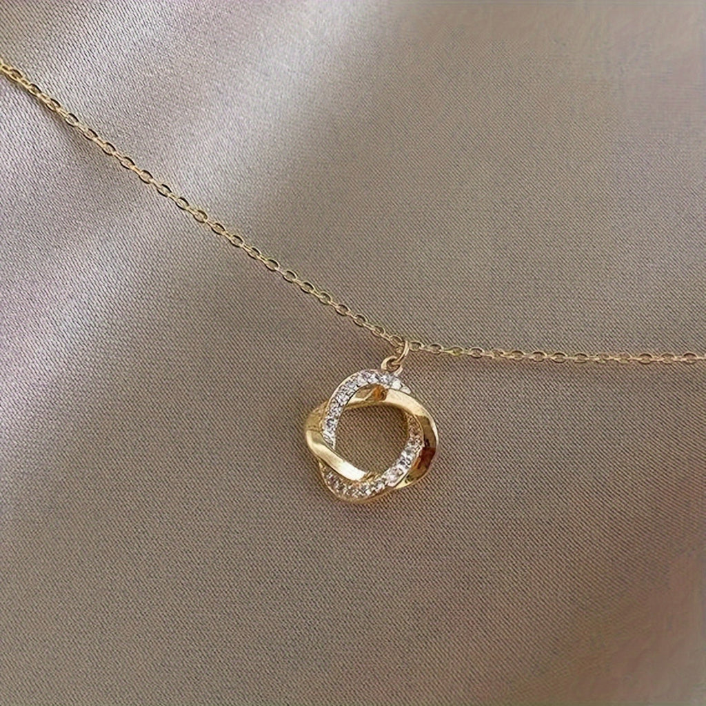 Elegantní zlatý náhrdelník s visacími prvky a simulovanými diamanty