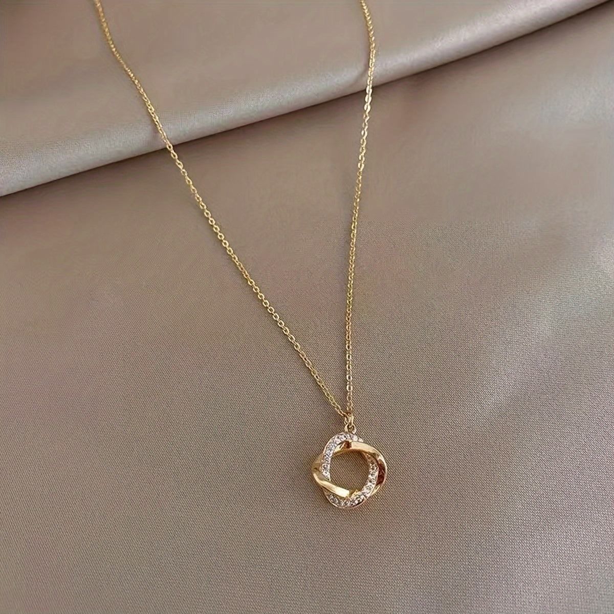 Elegantní zlatý náhrdelník s visícími umělými diamanty