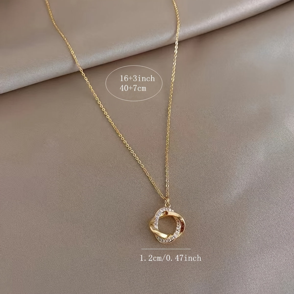 Elegantní zlatý náhrdelník s visacími prvky a simulovanými diamanty