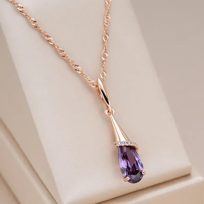 Elegantní náhrdelník s kapkami mauve krystalů