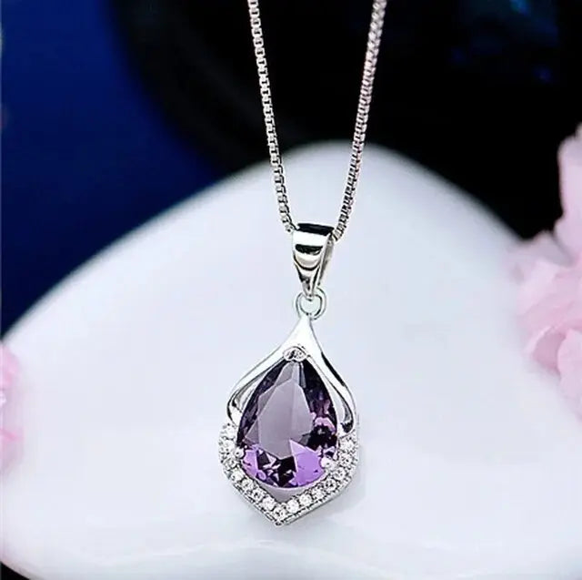 Elegantní náhrdelník s ametystovým krystalem