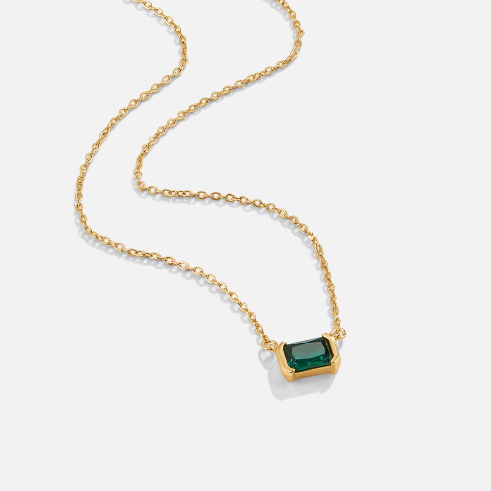 Elegantní náhrdelník se smaragdovým kamenem